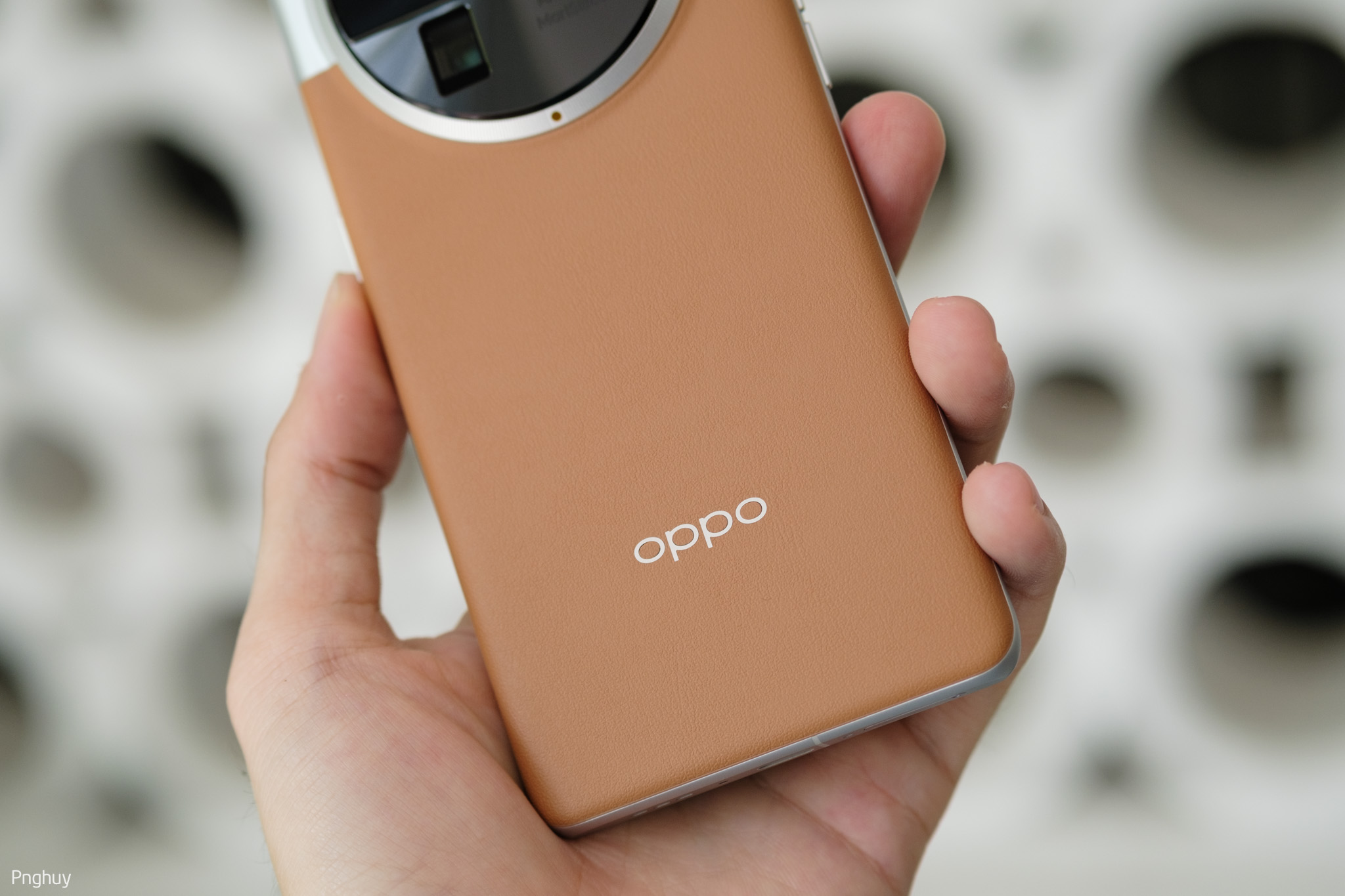 Trên tay Oppo Find X6 Pro bản da cầm rất thích với mặt da mềm mại