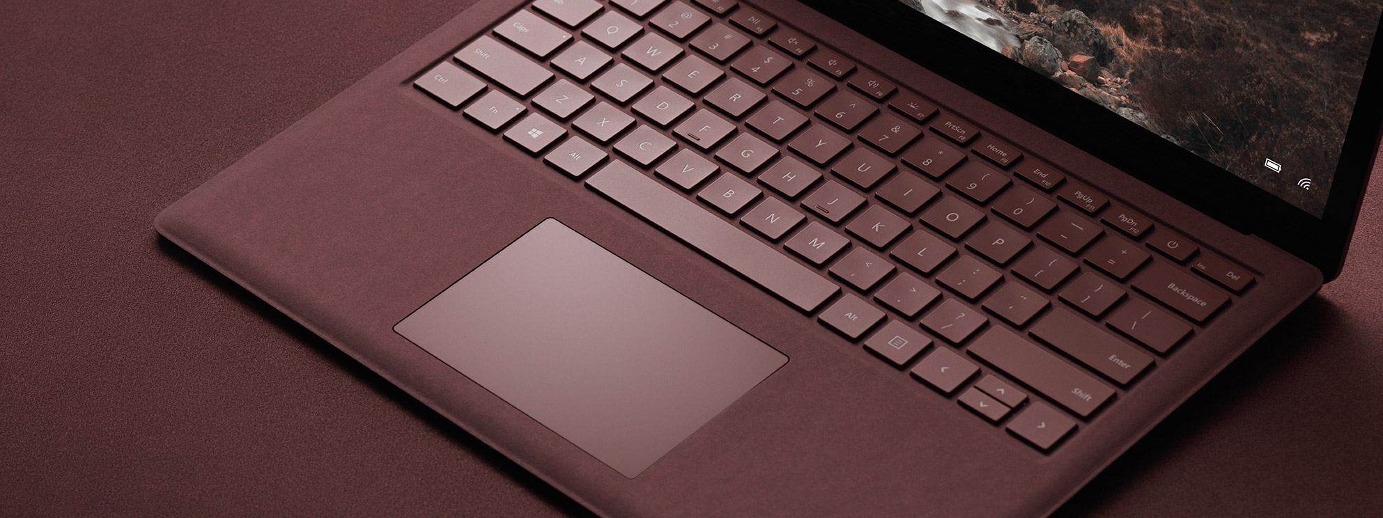 Lớp vải Alcantara trên Surface Laptop có thể chống nước sơ, và bạn sẽ phải chăm nó kĩ