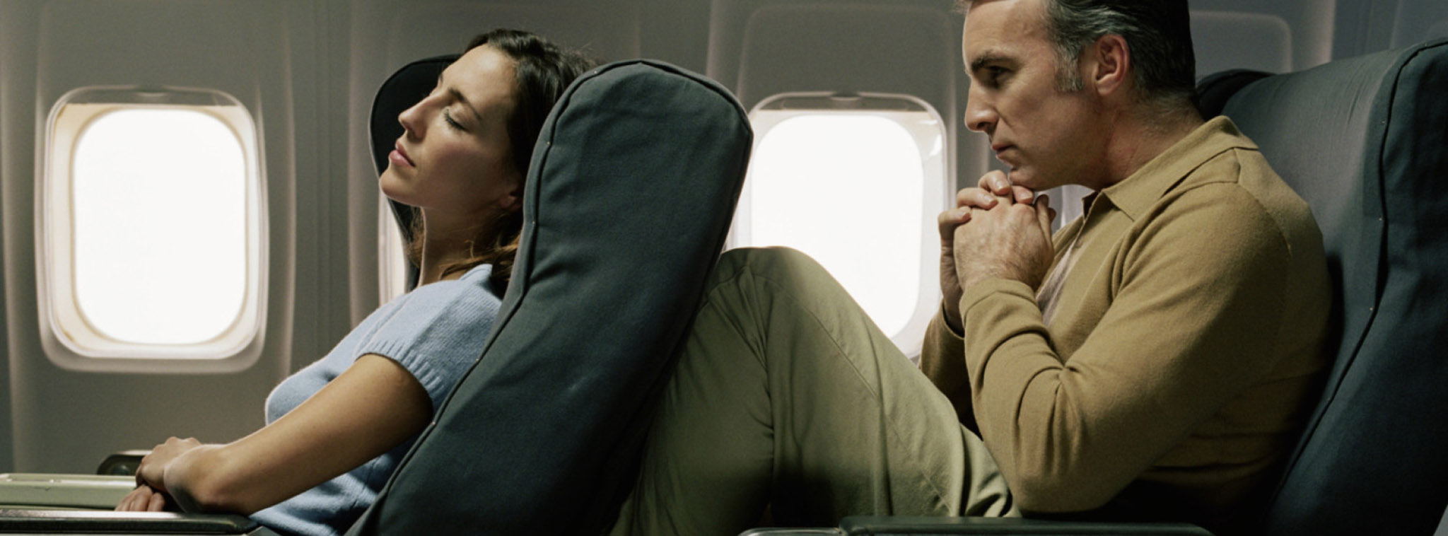 Trên máy bay, ai là người sở hữu khoảng không gian ngã lưng ghế, bạn hay người ngồi sau bạn?