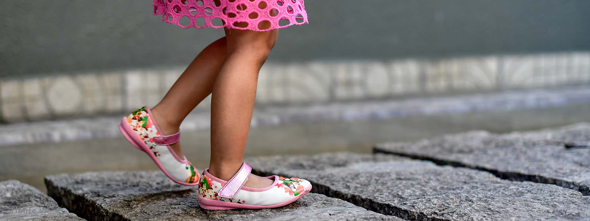 Trên tay Biti's Âu cơ: giày cho bé gái với hoa văn dân gian