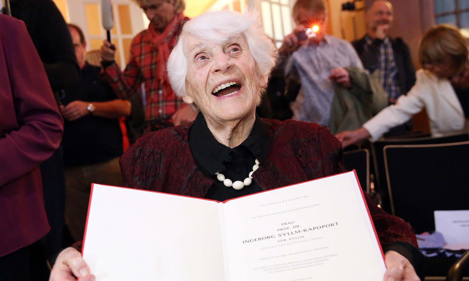 Bị phát xít từ chối, cuối cùng thì nữ khoa học gia cũng đã nhận học vị tiến sĩ ở tuổi 102