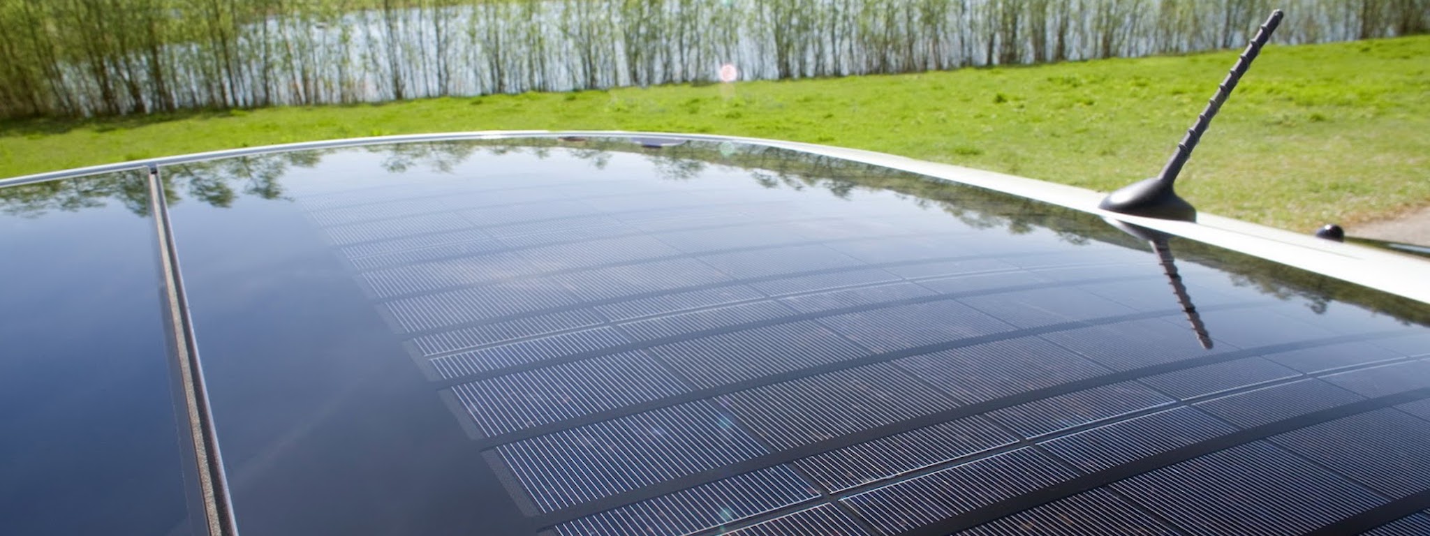 Panasonic bắt đầu sản xuất các tấm pin năng lượng mặt trời gắn trên mui xe ô tô