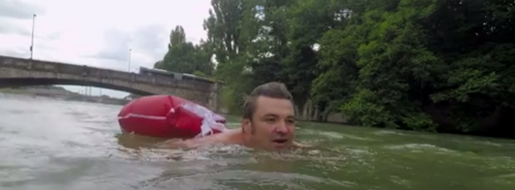 Người đàn ông bơi sông 2km mỗi ngày để đi làm ở Đức