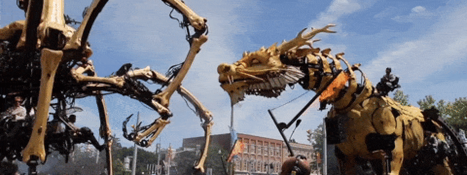 [Video] Robot nhện khổng lồ chiến đấu với robot rồng tại Canada
