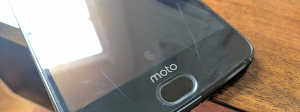 Moto Z2 Force Edition rơi xuống đất không vỡ nhưng lại trầy màn hình bởi móng tay!