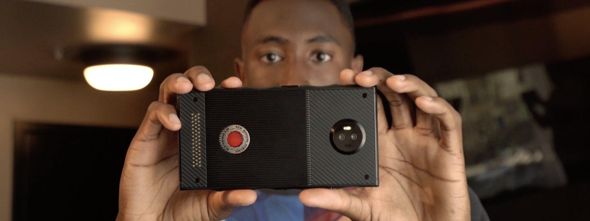 Đây là thiết kế hoàn thiện của điện thoại RED Hydrogen One, có thể gắn mô-đun camera RED