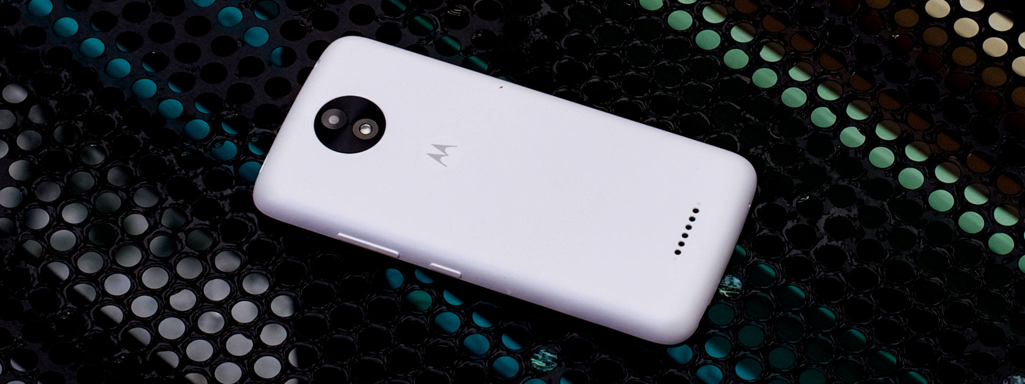 Trên tay Moto C Plus giá 3 triệu: pin 4000mAh, Android 7, camera selfie có flash