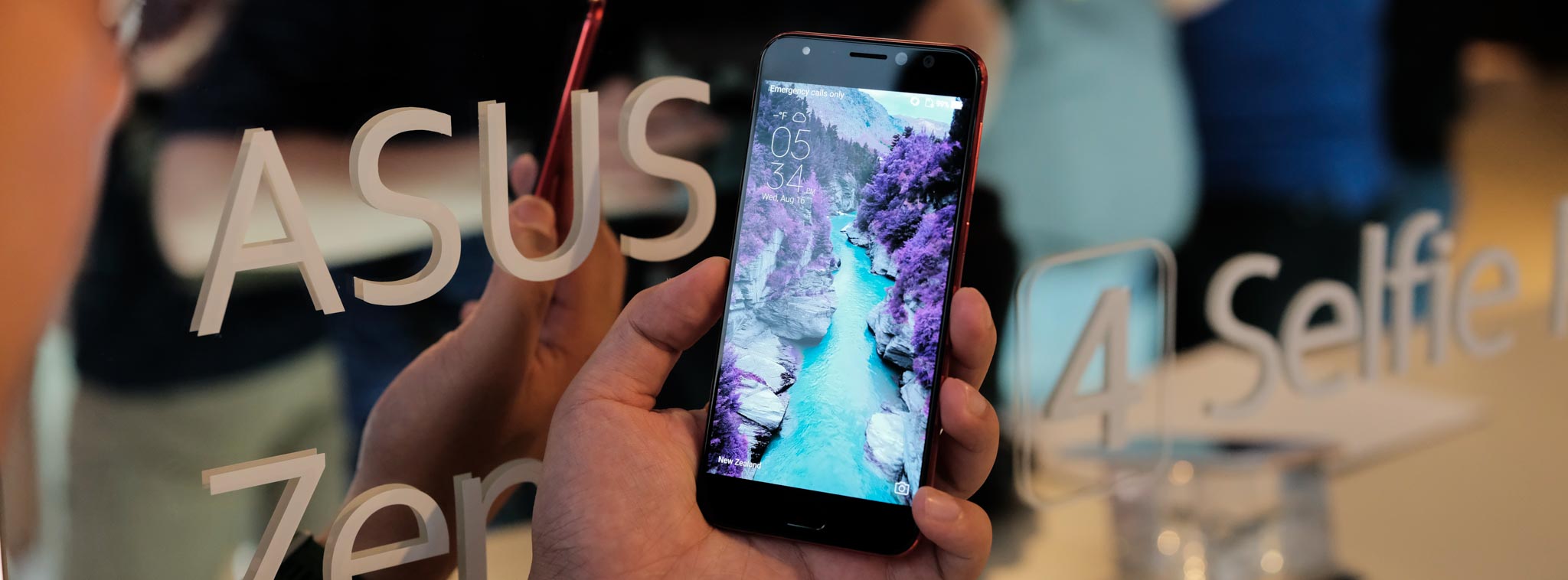 Trên tay Asus Zenfone 4 Selfie Pro: đem camera sau lên đằng trước, quay video selfie 4K