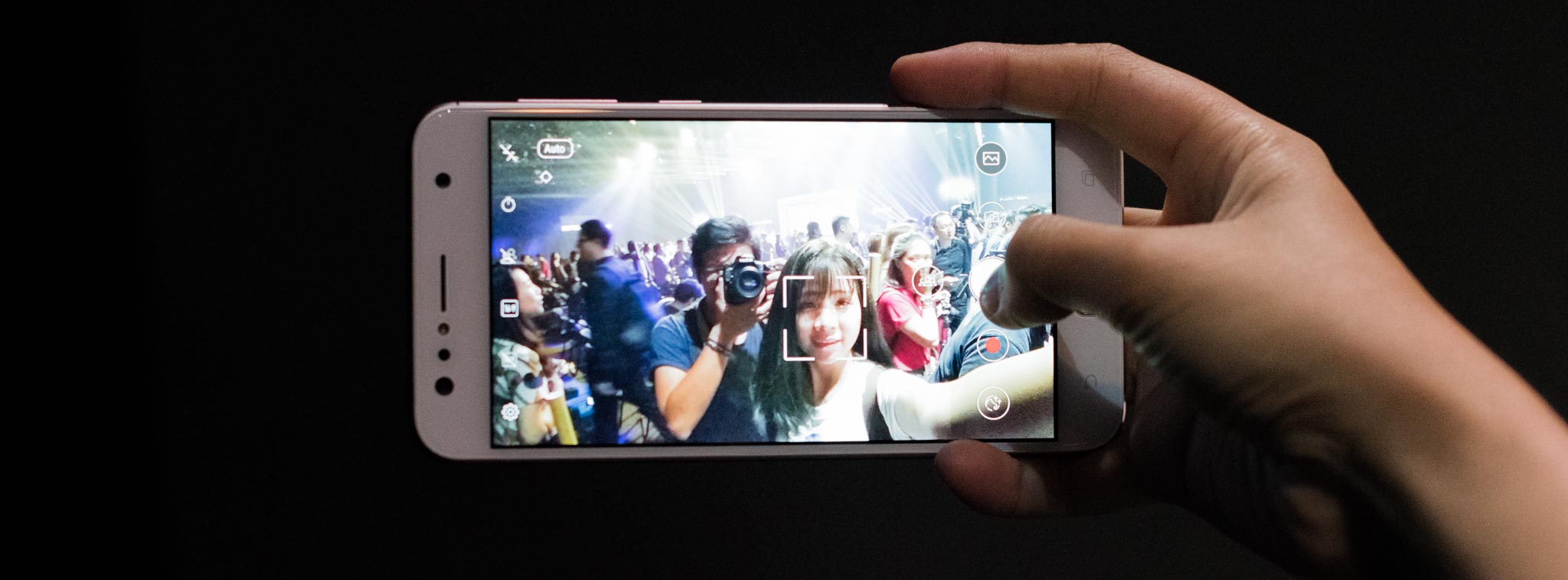 Trên tay Asus Zenfone 4 Selfie: 279USD, selfie 20MP, selfie góc rộng 120 độ
