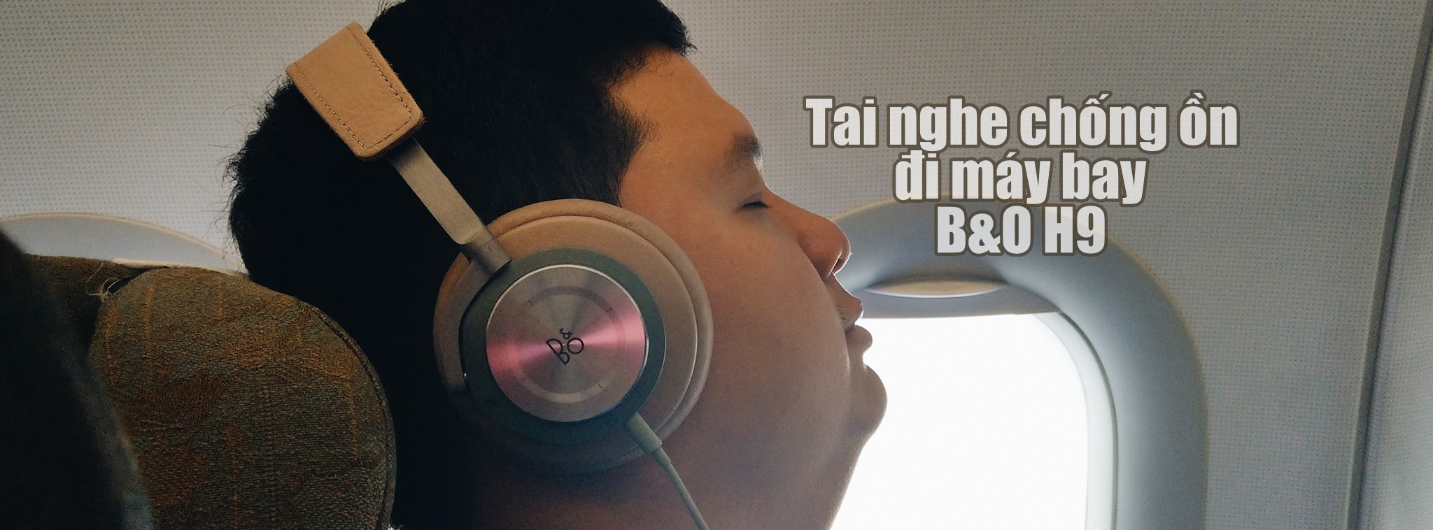 Nhớ cầm tai nghe chống ồn khi đi máy bay