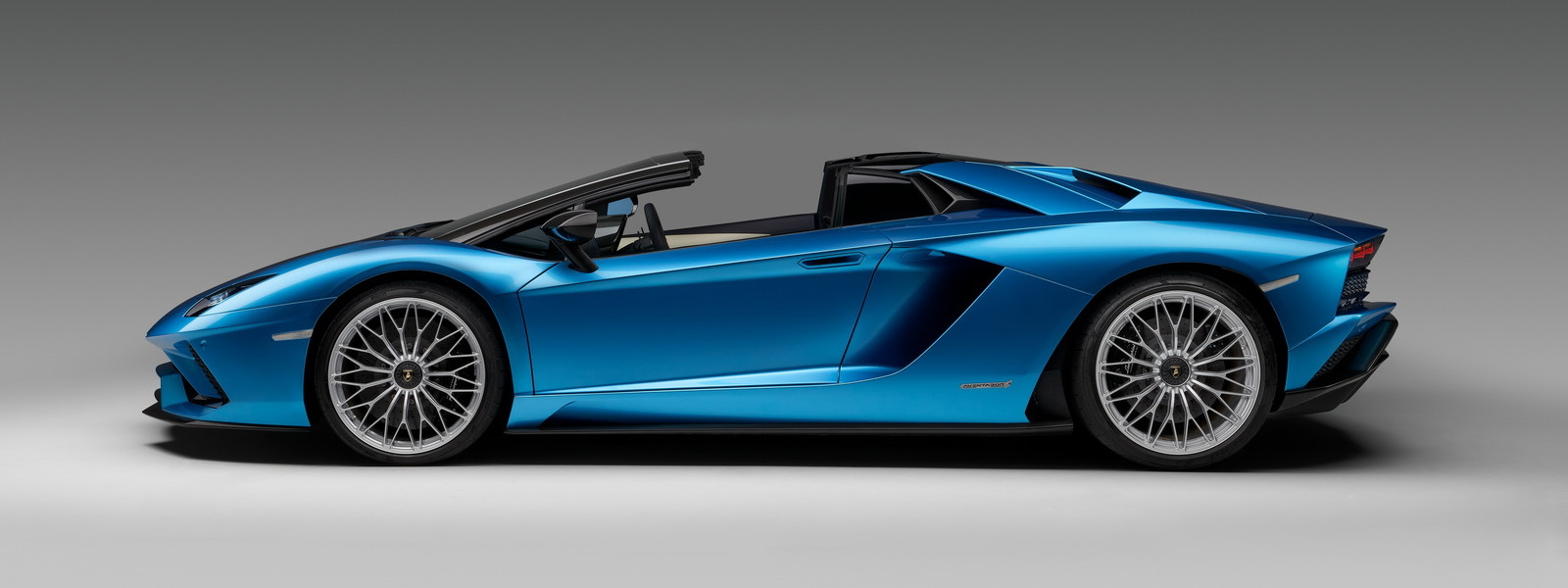 Lamborghini ra mắt Aventador S Roadster, 730 mã lực, 350 km/h, đánh lái cả bốn bánh, giá 373.000 USD