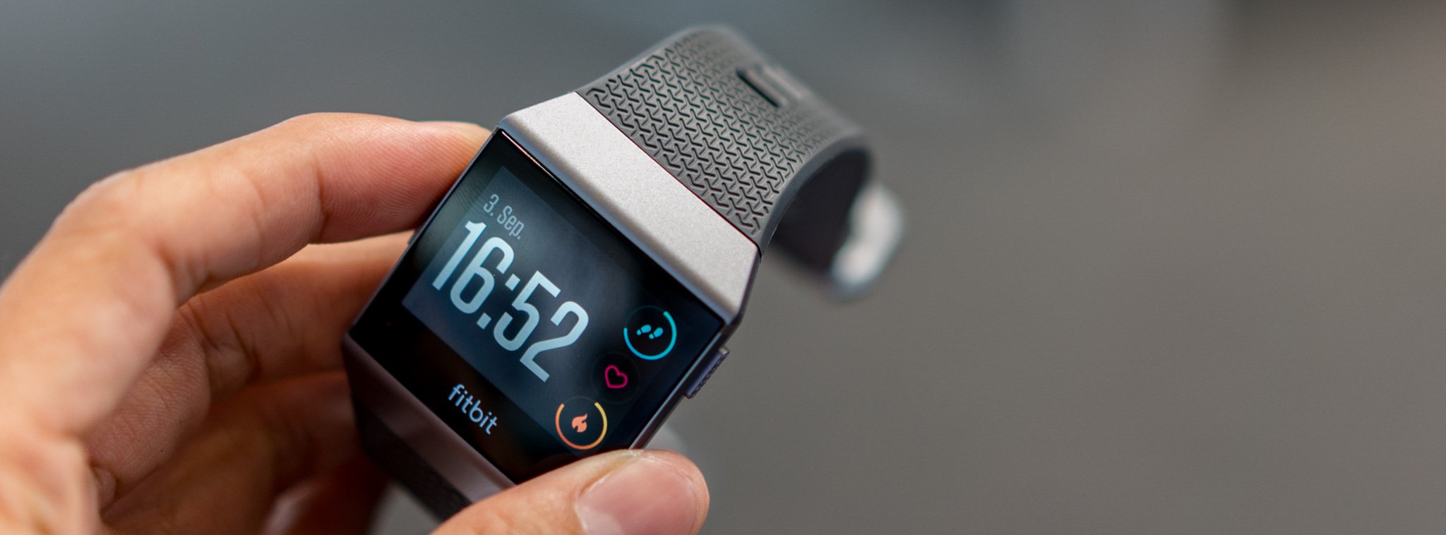 Đồng hồ Fitbit Ionic và tai nghe Bluetooth Fitbit Flyer sẽ được bán ra vào ngày 1/10