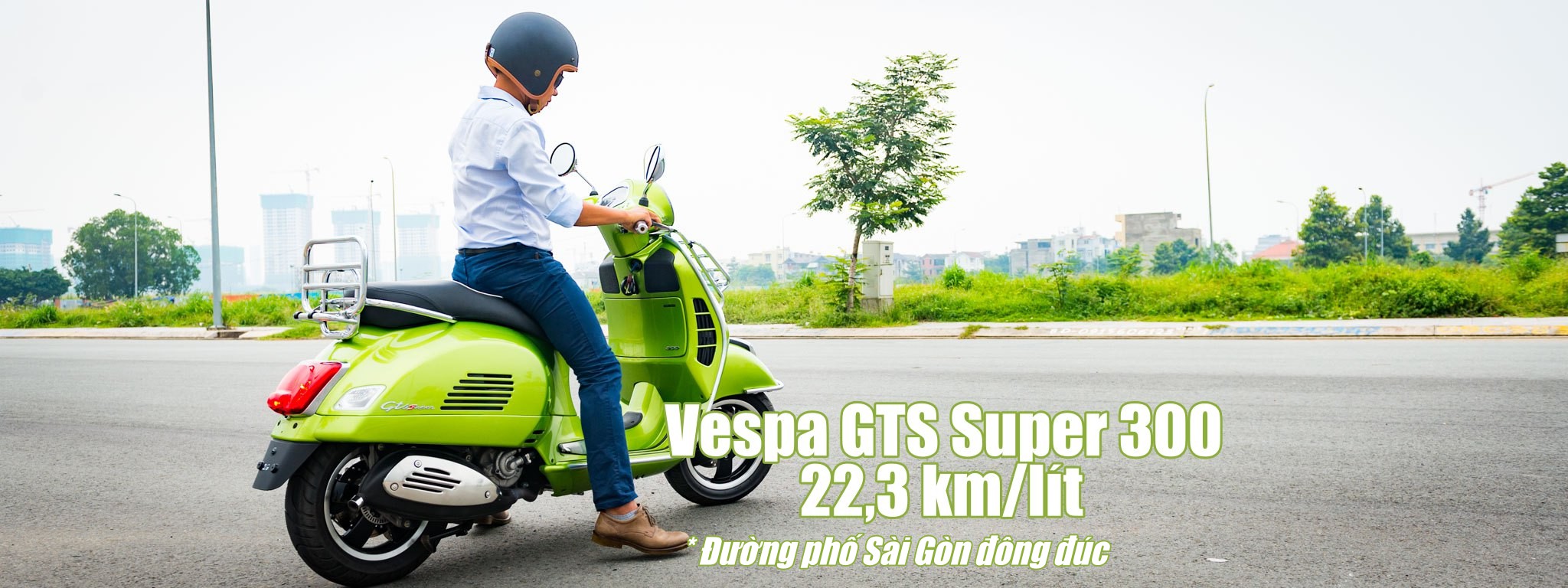 Vespa GTS Super 300 đi 22,3 km hết 1 lít xăng, đường phố Sài Gòn đông đúc