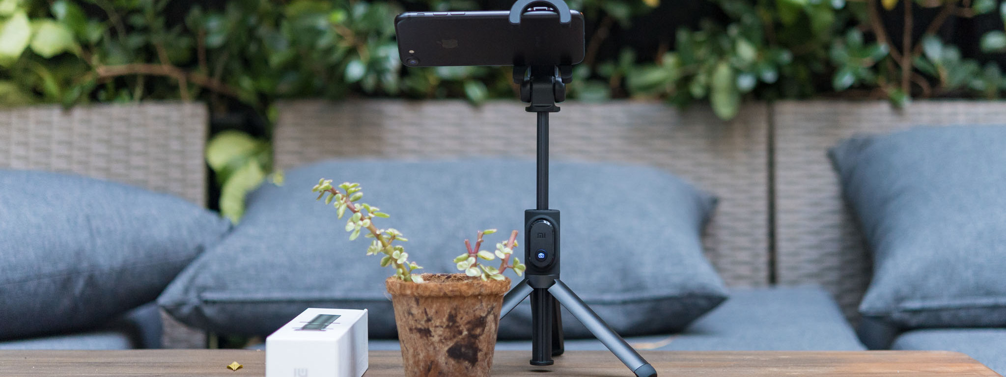[Trên tay] Tripod mini của Xiaomi để tự quay phim, gậy selfie, góc xoay linh hoạt, giá 380.000