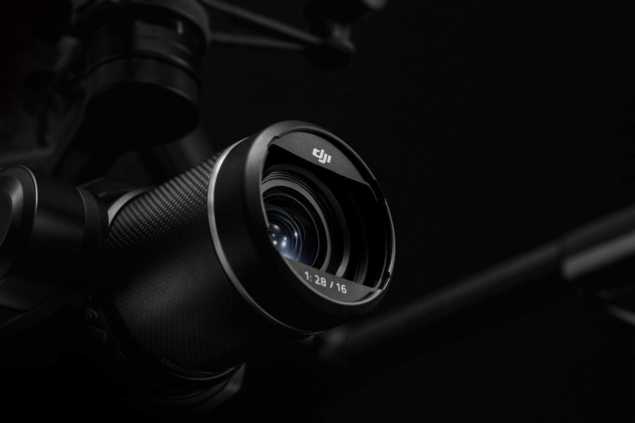 DJI Zenmuse X7: Camera cho máy bay điều khiển, cảm biến Super 35, quay phim 6K RAW, giá 2700 USD