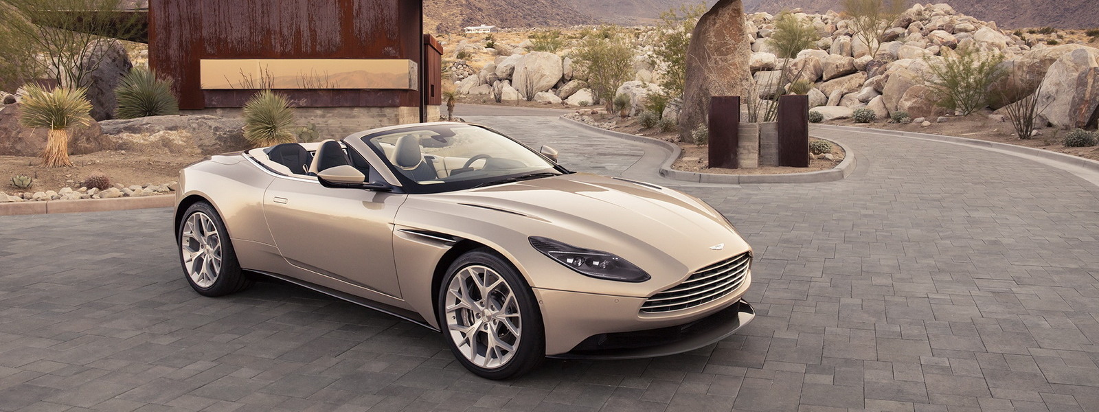 Aston Martin ra mắt xe thể thao mui trần DB11 Volante, động cơ V8 4.0 503 mã lực, giá từ 211.000 USD