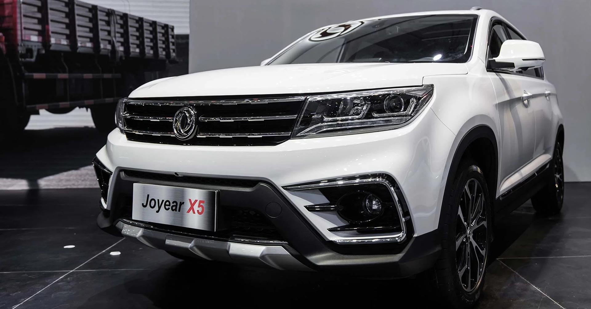 [VIMS 2017] DongFeng Joyear X5: xe crossover 5 chỗ rộng rãi, giá 779 triệu