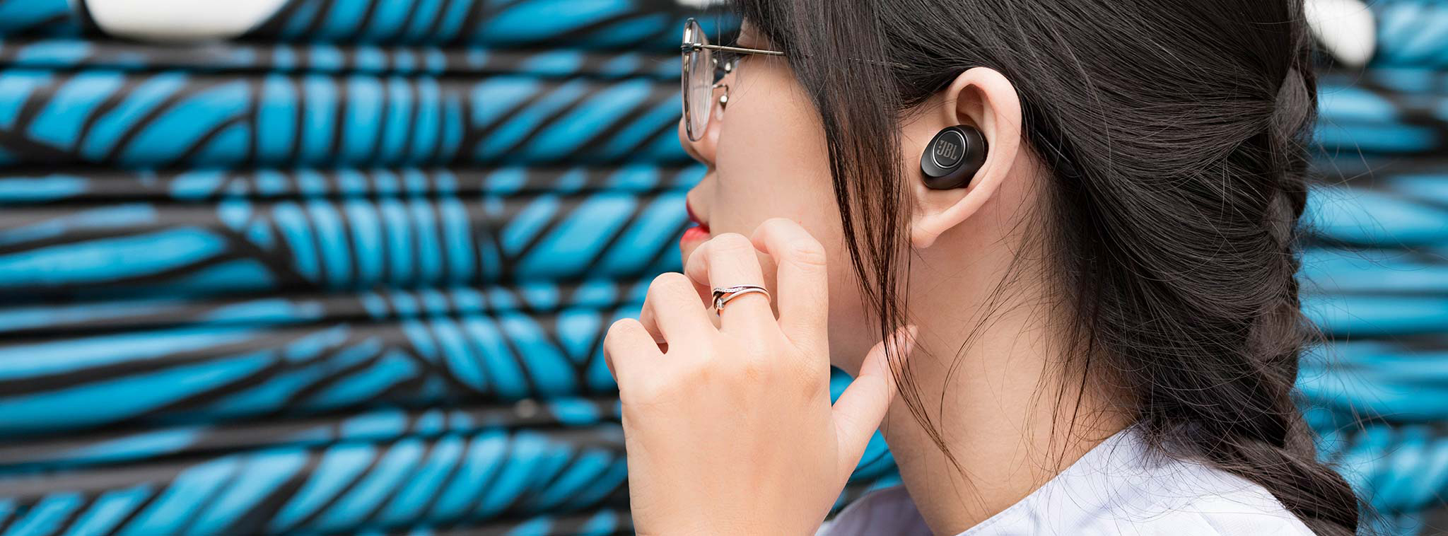 Trên tay tai nghe hoàn toàn không dây JBL Free: nhẹ nhàng, đeo chắc, pin 4+20h, giá chỉ 150 đô