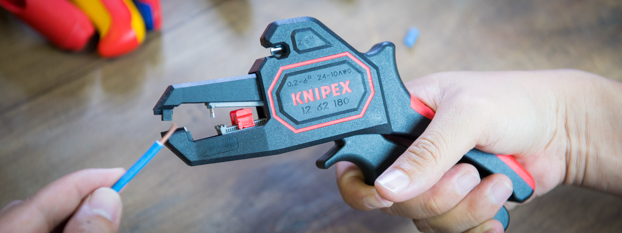[Video] Trên tay bộ dụng cụ tuốt dây và bấm cốt dây điện của Knipex; thiết kế rất thông minh