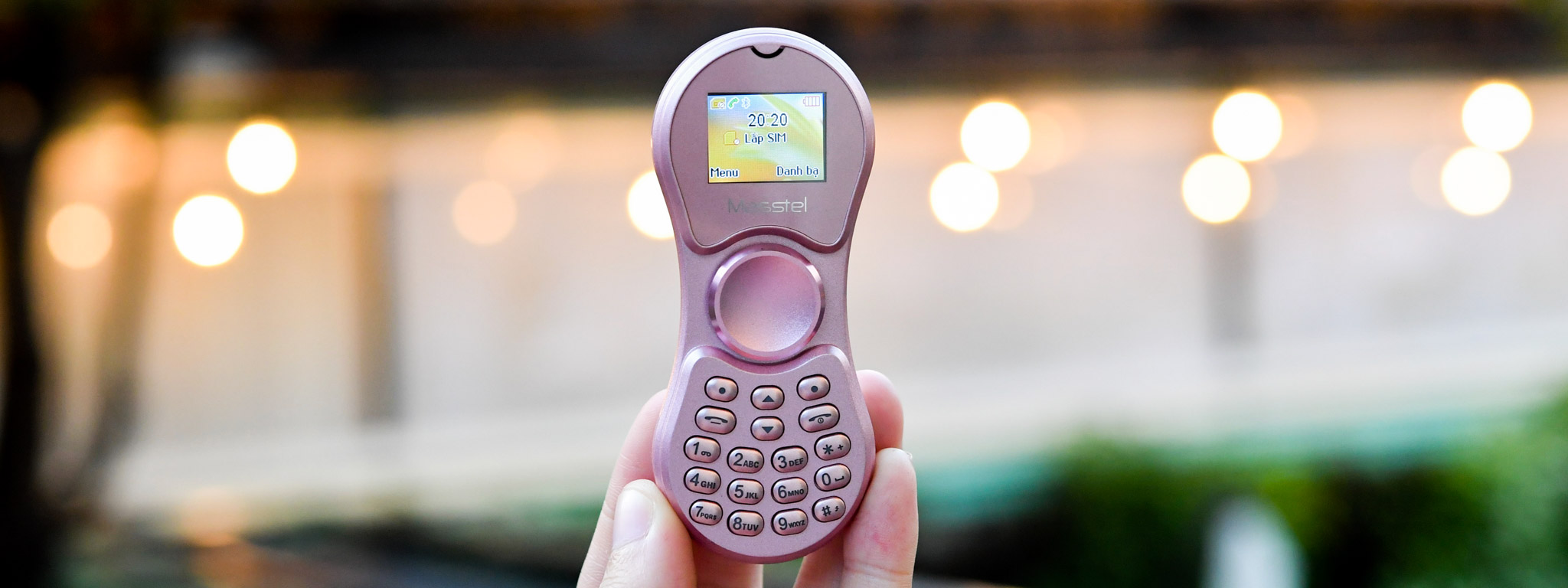 Trên tay điện thoại Masstel Spinner: điện thoại kiêm Spinner, kiêm tai nghe Bluetooth, giá 500k