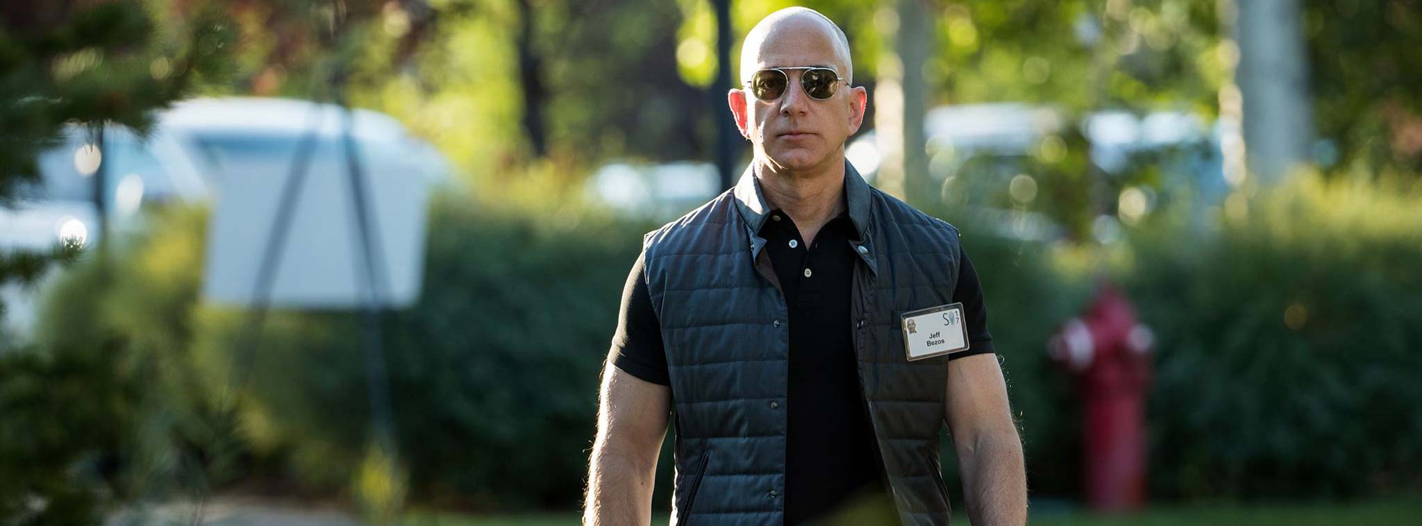 Tài sản ròng của Jeff Bezos vượt 100 tỷ đô nhờ doanh số bán hàng khả quan từ Amazon dịp Black Friday