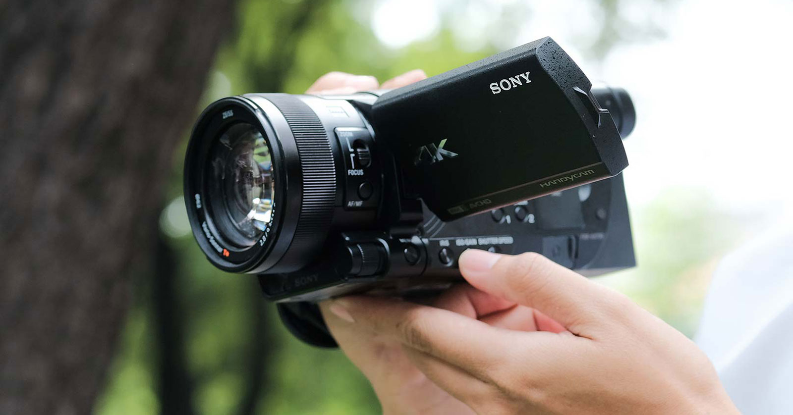 Trên tay Sony Handycam AX700: máy quay chuyên dụng với cảm biến của RX10 IV: 960 fps, S-log...