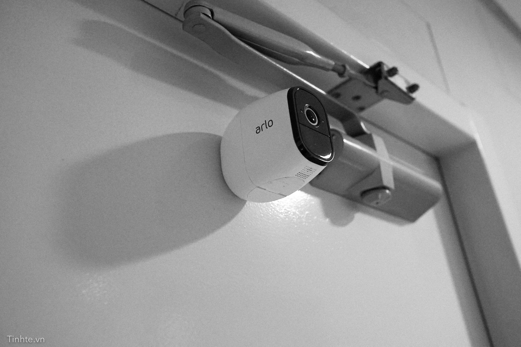 Netgear Arlo Pro: camera an ninh không dây đúng nghĩa, chống mưa gió, pin 6 tháng sạc 1 lần 4195387_tinhte-netgear-arlo-4