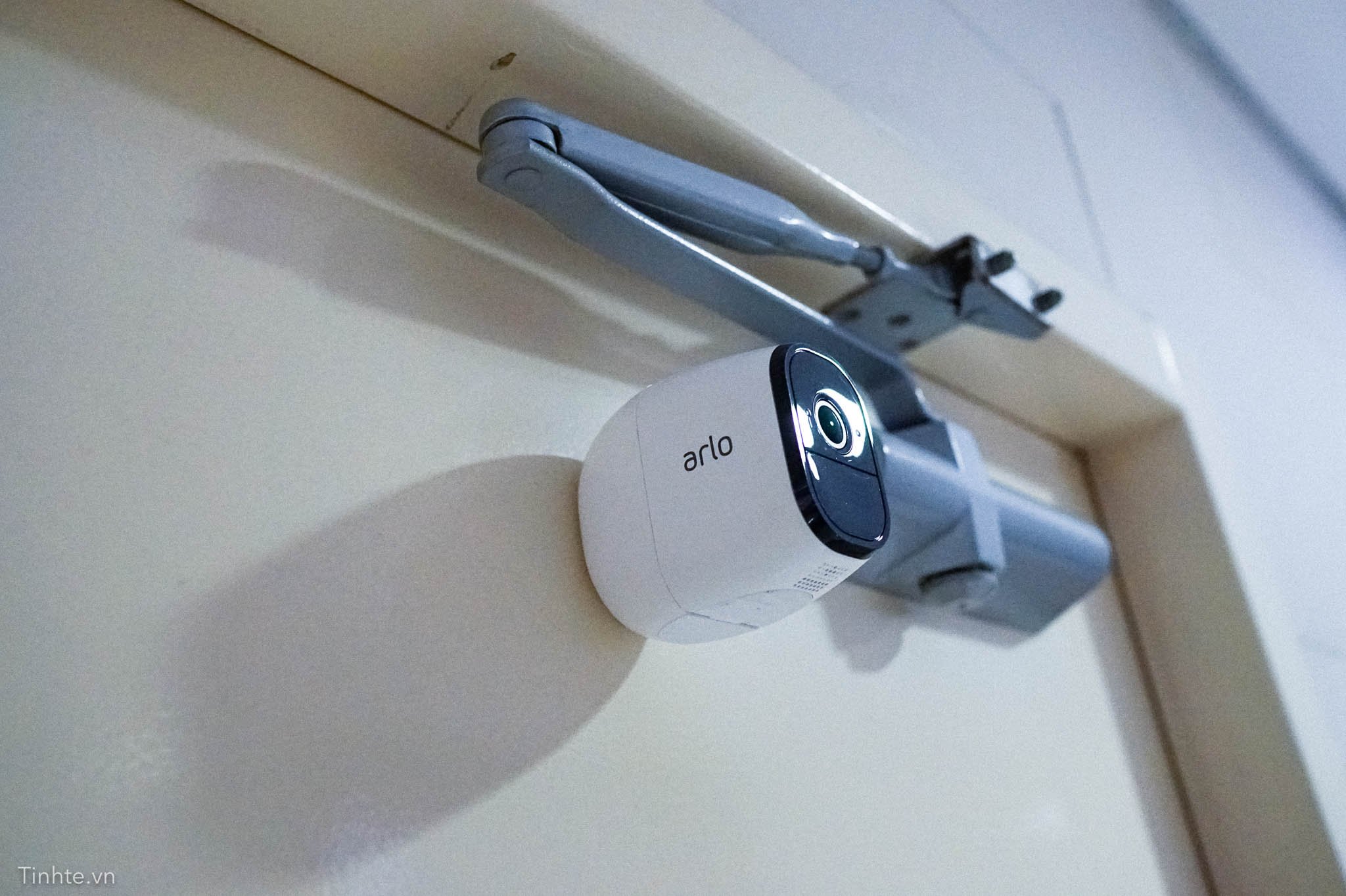 Netgear Arlo Pro: camera an ninh không dây đúng nghĩa, chống mưa gió, pin 6 tháng sạc 1 lần 4195388_tinhte-netgear-arlo-5