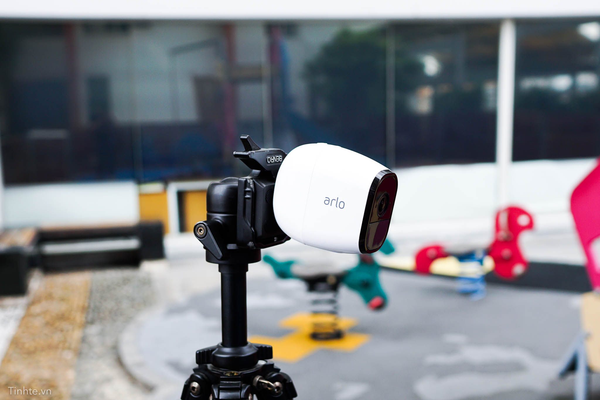 Netgear Arlo Pro: camera an ninh không dây đúng nghĩa, chống mưa gió, pin 6 tháng sạc 1 lần 4195390_tinhte-netgear-arlo-7
