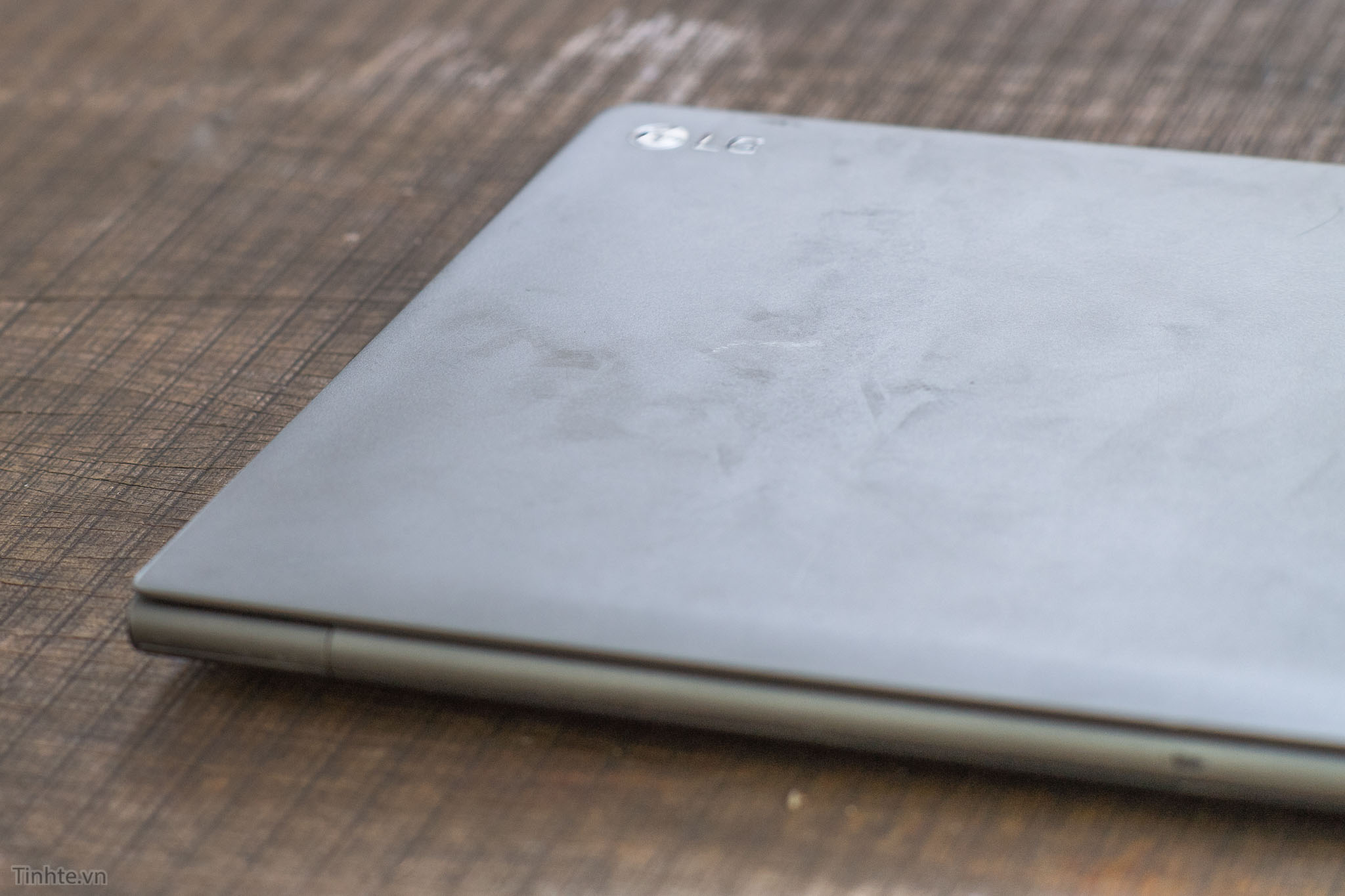 Sao laptop gram của LG mỏng nhẹ "như giấy" mà lại siêu bền như vậy? 4198256_LG_Gram_thu_do_Ben_Tinhte.vn-5