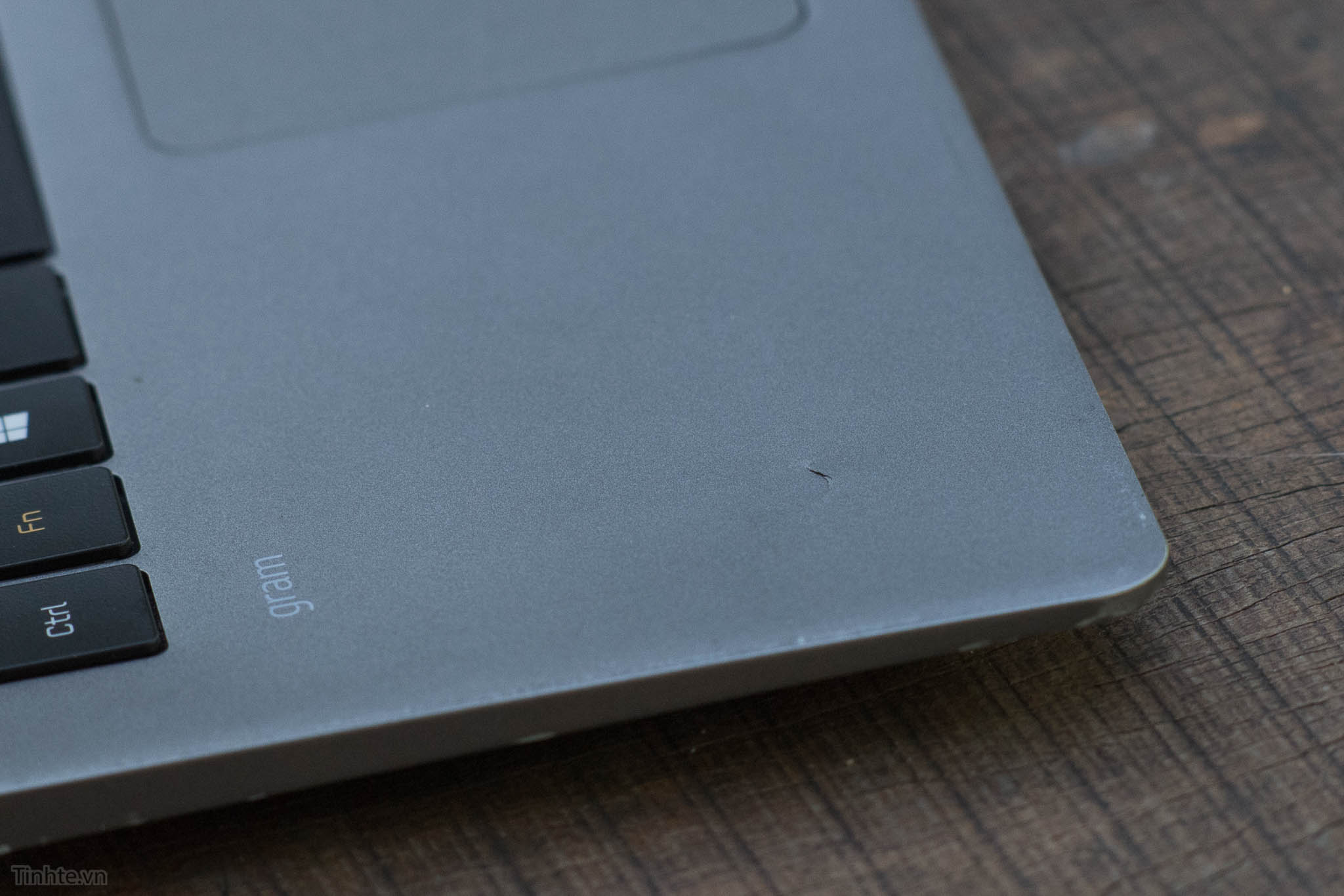 Sao laptop gram của LG mỏng nhẹ "như giấy" mà lại siêu bền như vậy? 4198257_LG_Gram_thu_do_Ben_Tinhte.vn-6