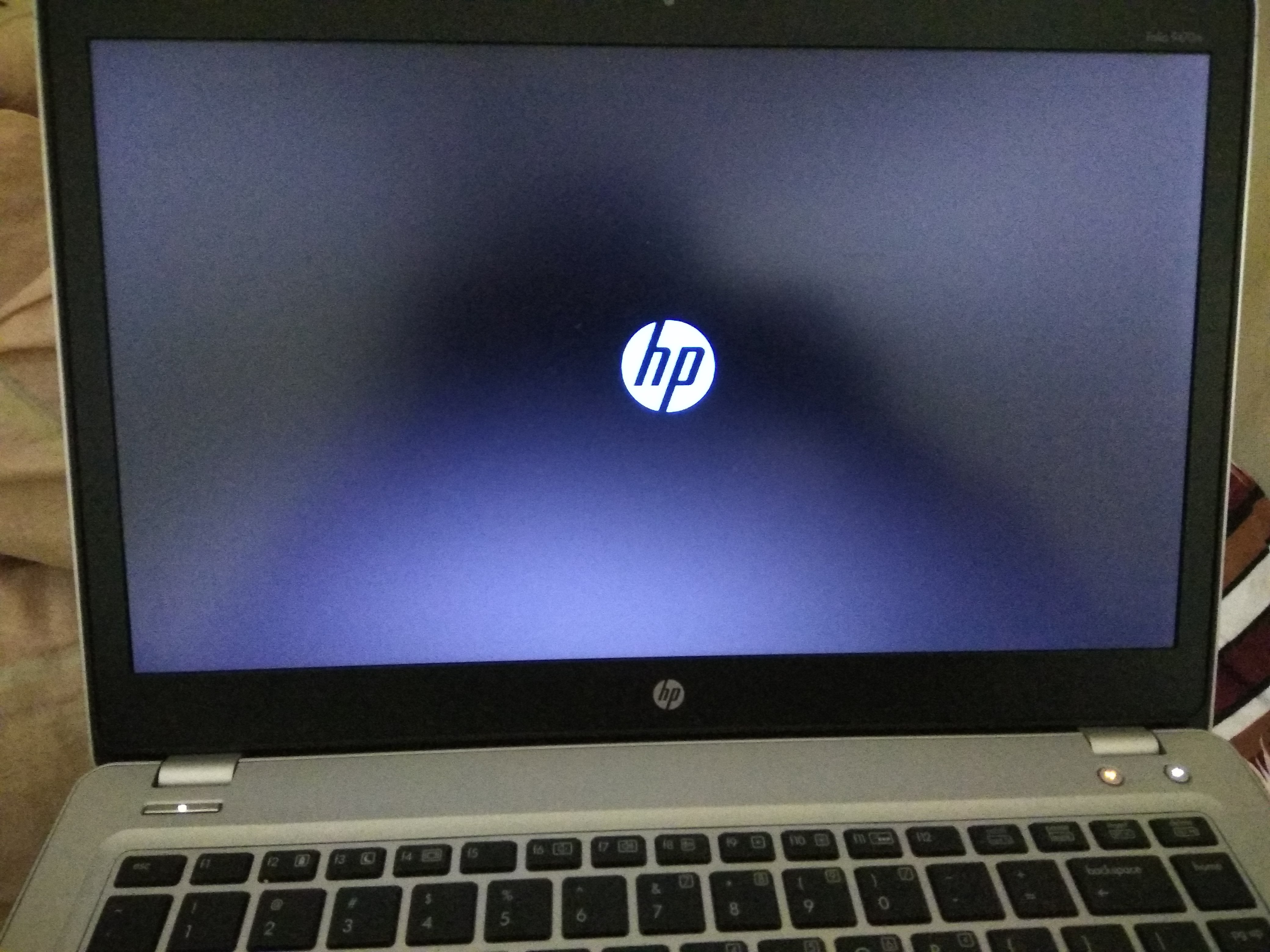 Laptop hay bị treo logo
