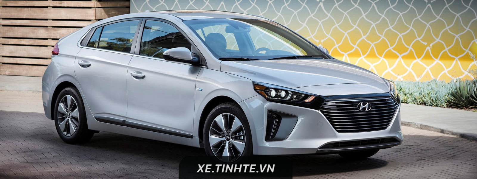 Hyundai giới thiệu Ioniq Plug-in Hybrid, xe lai xăng điện dạng cắm, 4,5 lít/100 km, giá 24.950 USD