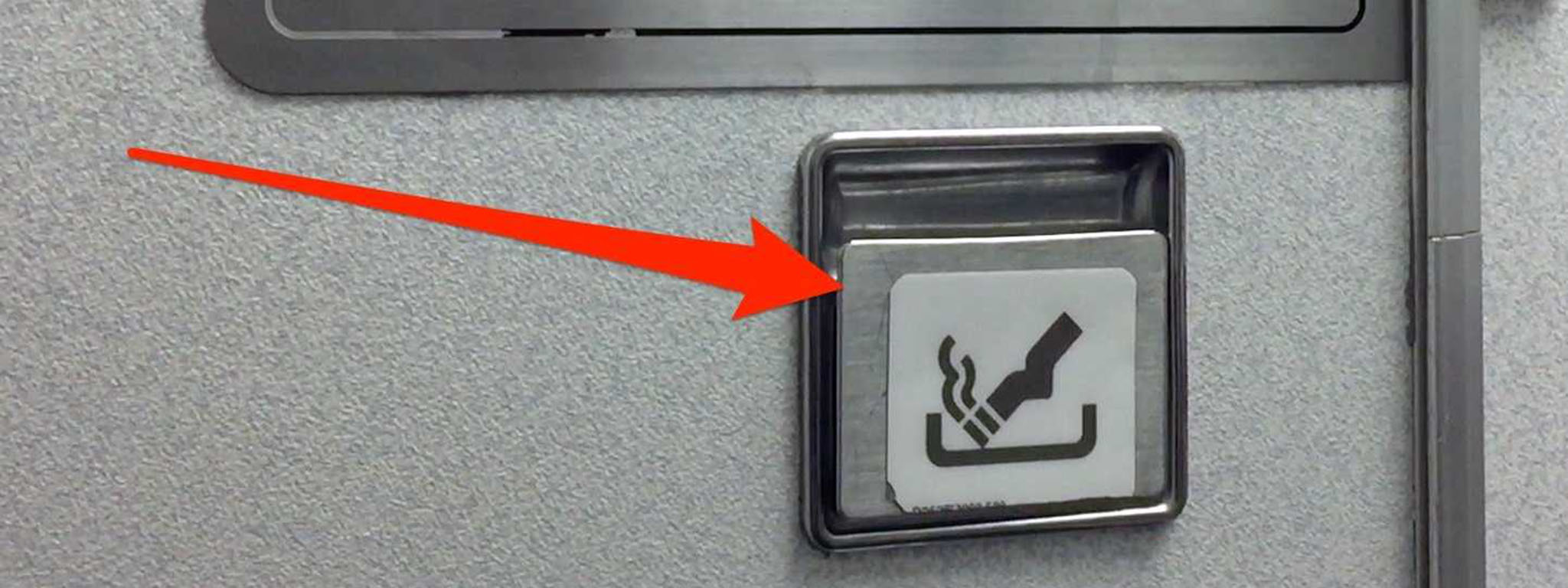 Tại sao vẫn có gạt tàn trong nhà vệ sinh máy bay trong khi hút thuốc bị cấm?