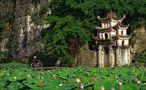 Ninh Bình - Phong cảnh và lễ hội.