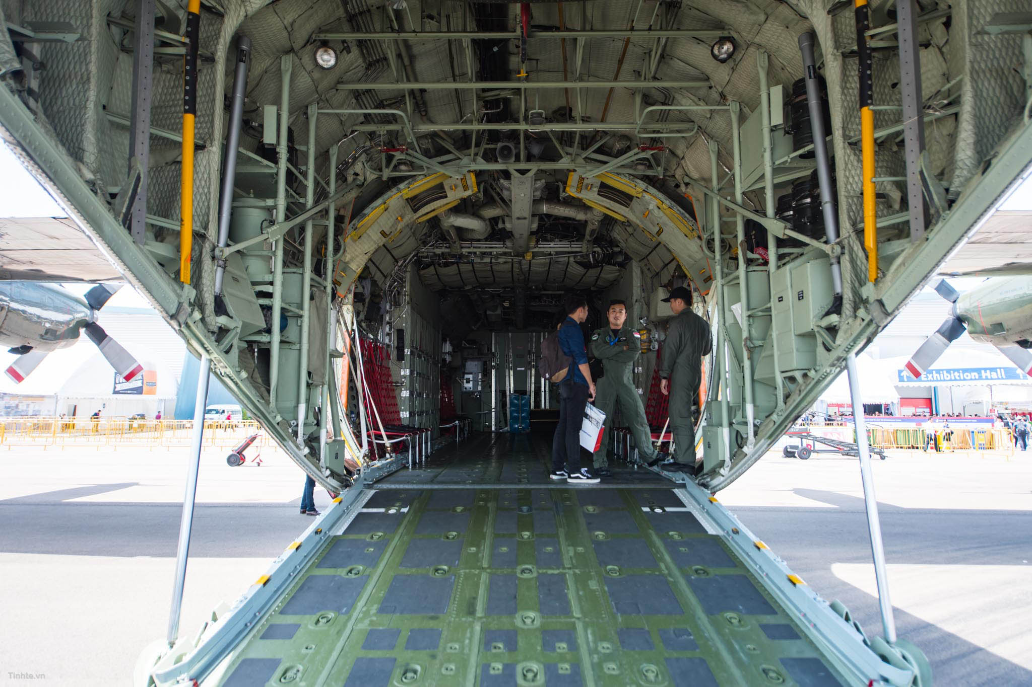 Đang tải Tinhte.vn_C-130-Hercules-2.jpg…