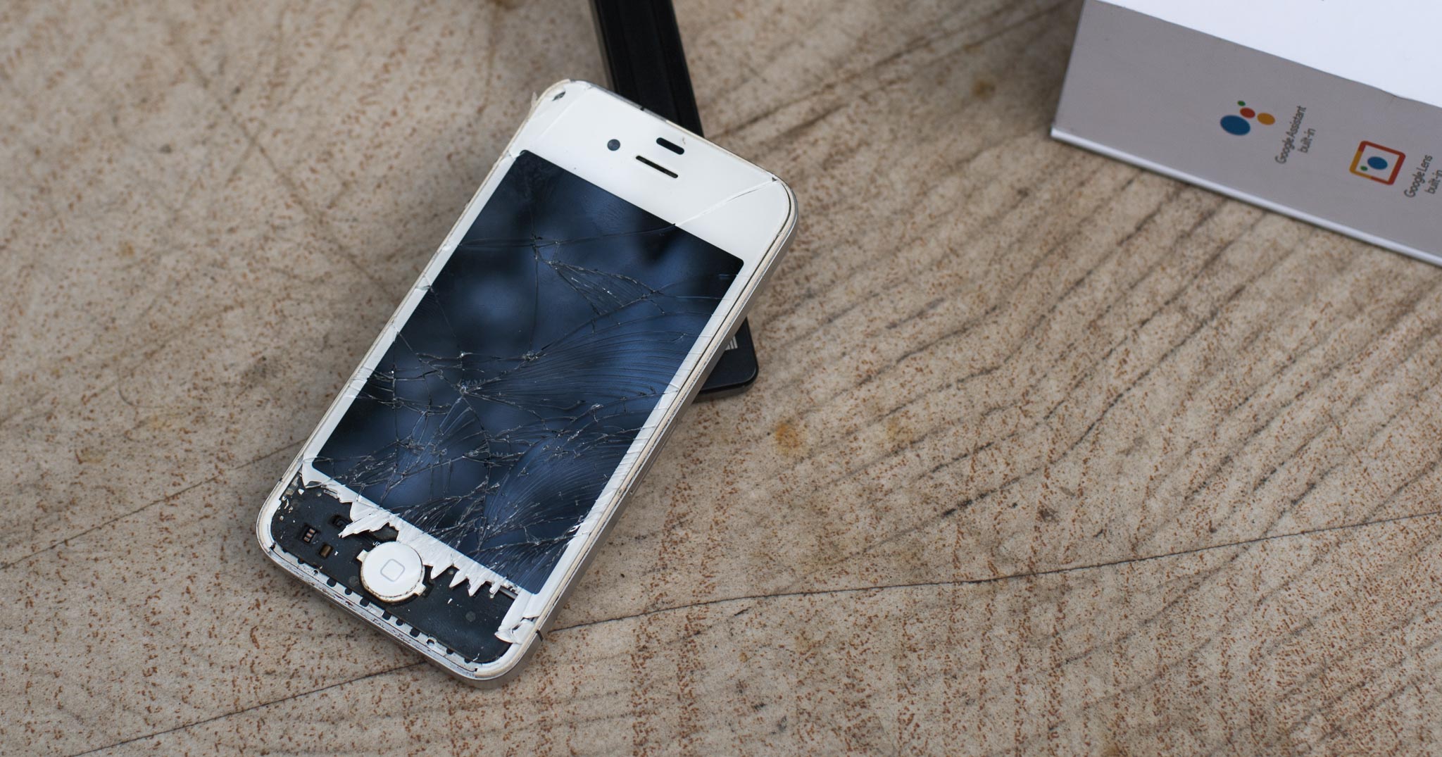 Thử độ bền iPhone 4 sau 7 năm sử dụng: máy nát nhưng khung vẫn còn nguyên