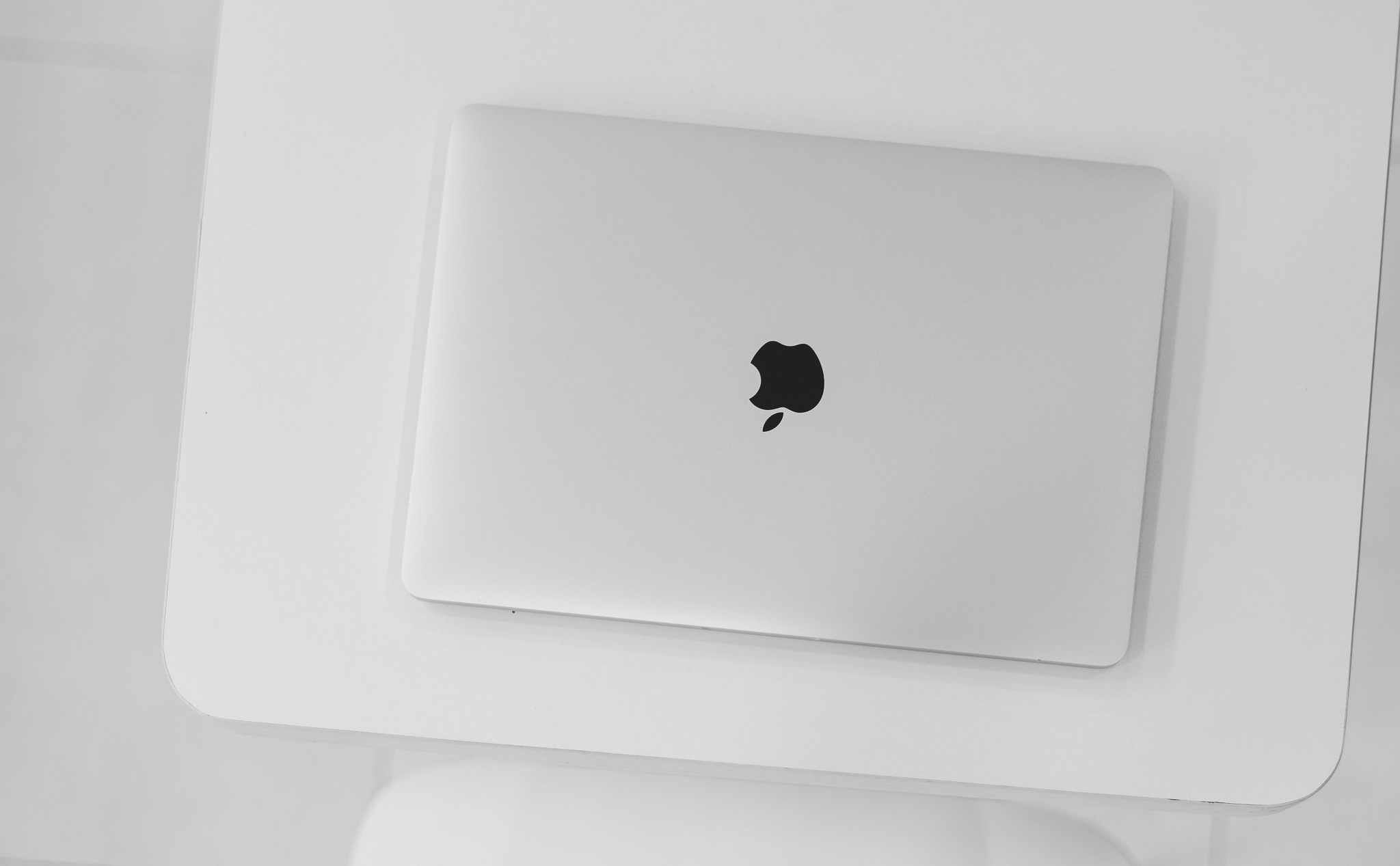 Apple mở chương trình thay pin miễn phí cho các máy Macbook Pro 13" không Touch Bar