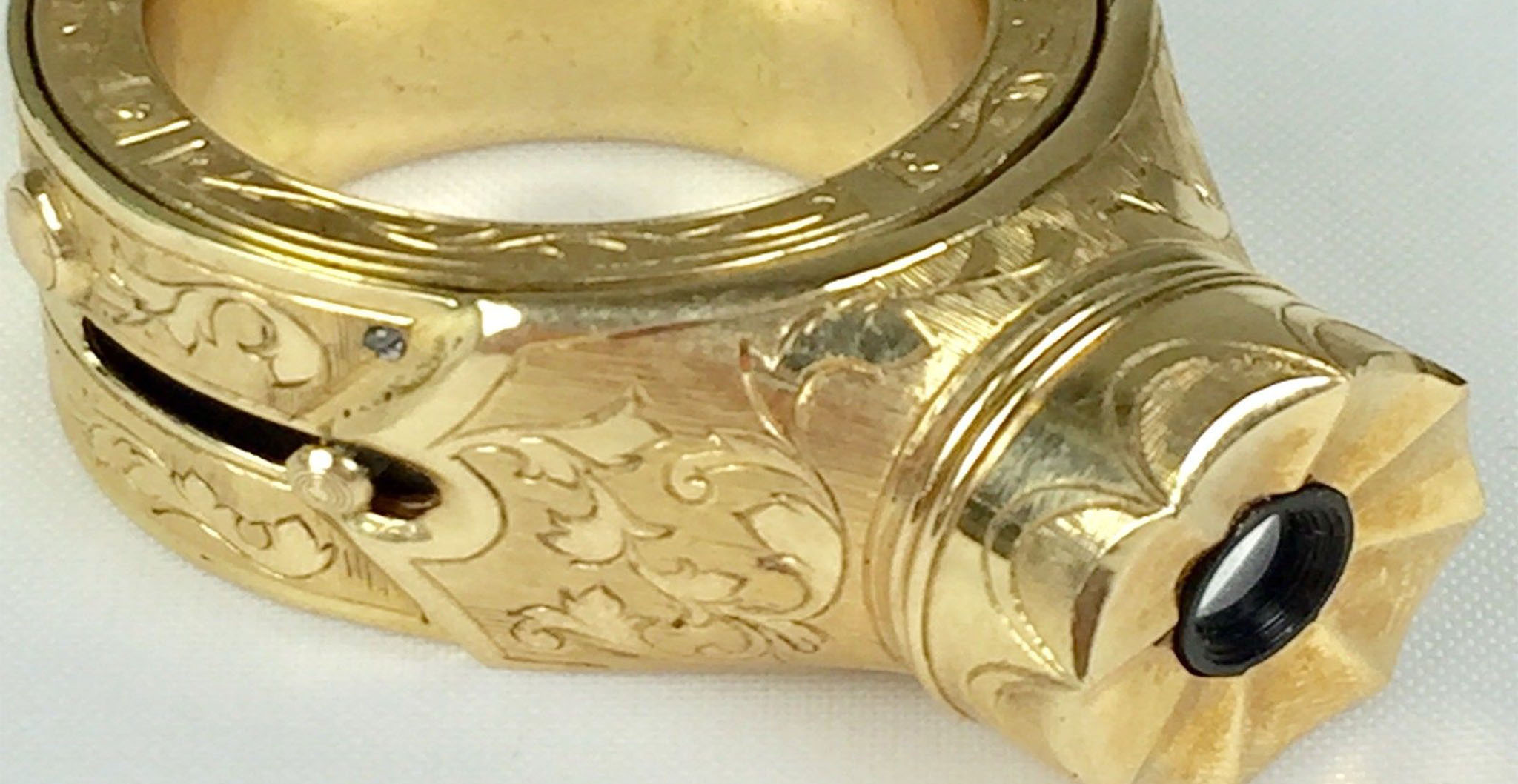 Máy ảnh gián điệp ẩn trong chiếc nhẫn vàng 14k của Liên Xô: giá 25.000$ trên Ebay