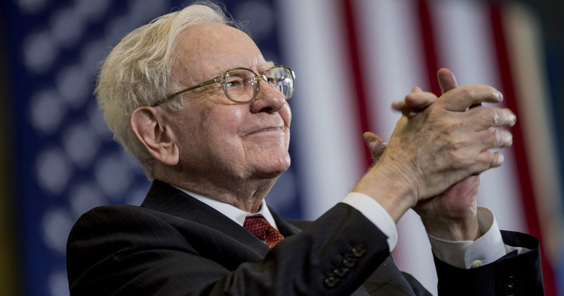 Tỷ phú Warren Buffett đang sở hữu 240,3 triệu cổ phiếu Apple, tương đương với 42,5 tỷ USD