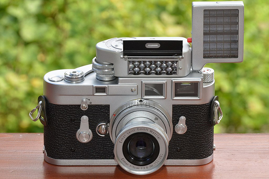 Đang tải 1024px-Leica_M3_chrome_Singlestroke_with_Leica-Meter_M_und_Elmar_f=5cm_2,8_M39.jpg…