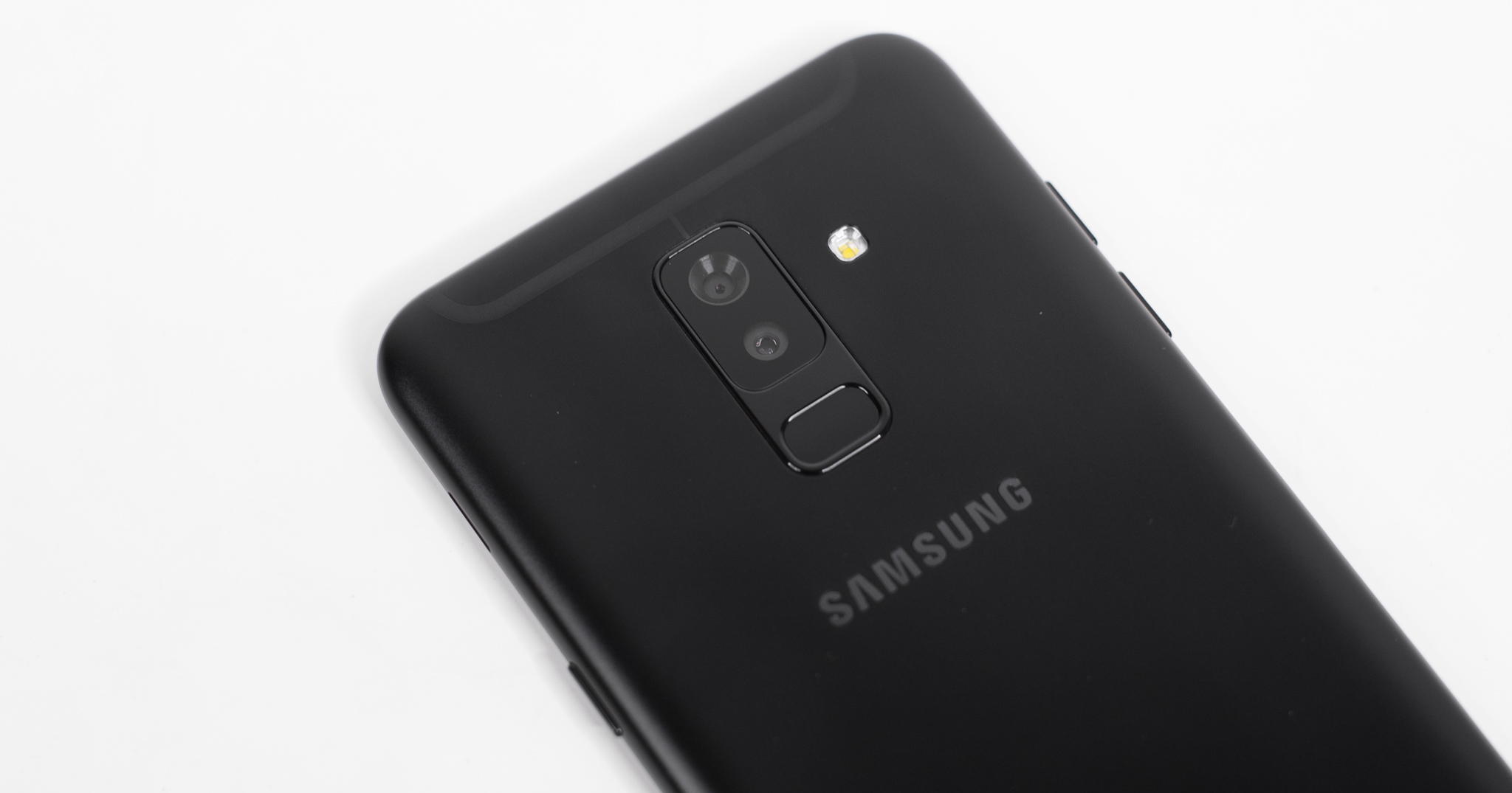 Trên tay Samsung Galaxy A6+: gần dòng J hơn là dòng A