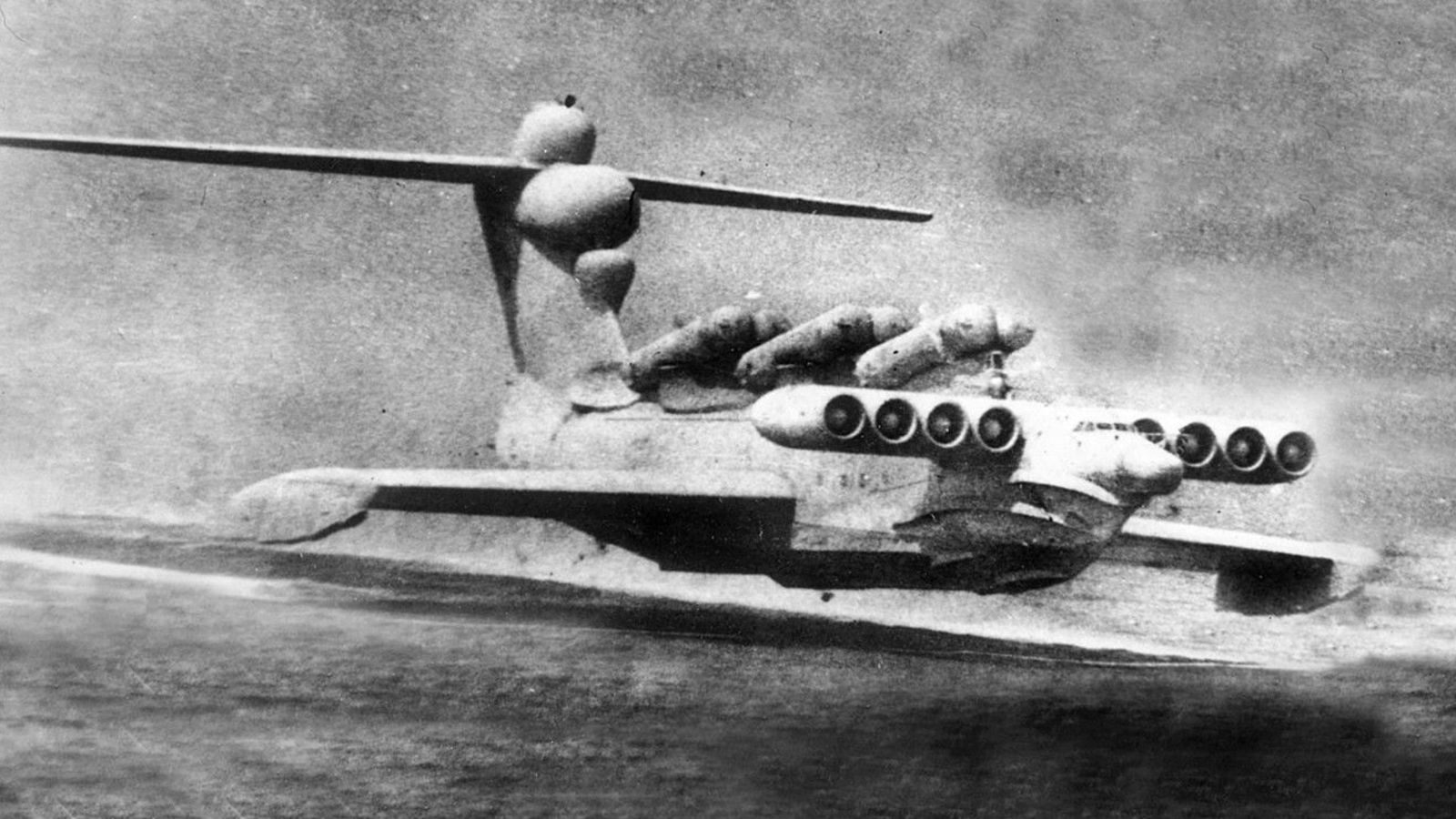 Lun ekranoplan - siêu tàu đệm khí của Liên Xô với 8 động cơ, 6 tên lửa trên lưng