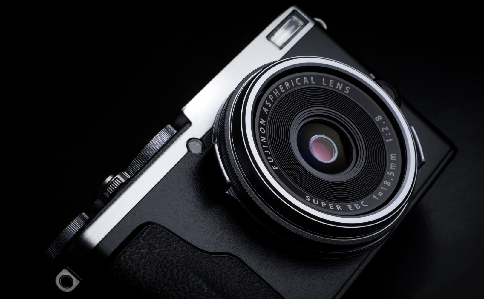 Fujifilm có thể sẽ ra mắt mẫu máy compact nhỏ gọn mới, nhưng không phải là thế hệ tiếp theo của X70