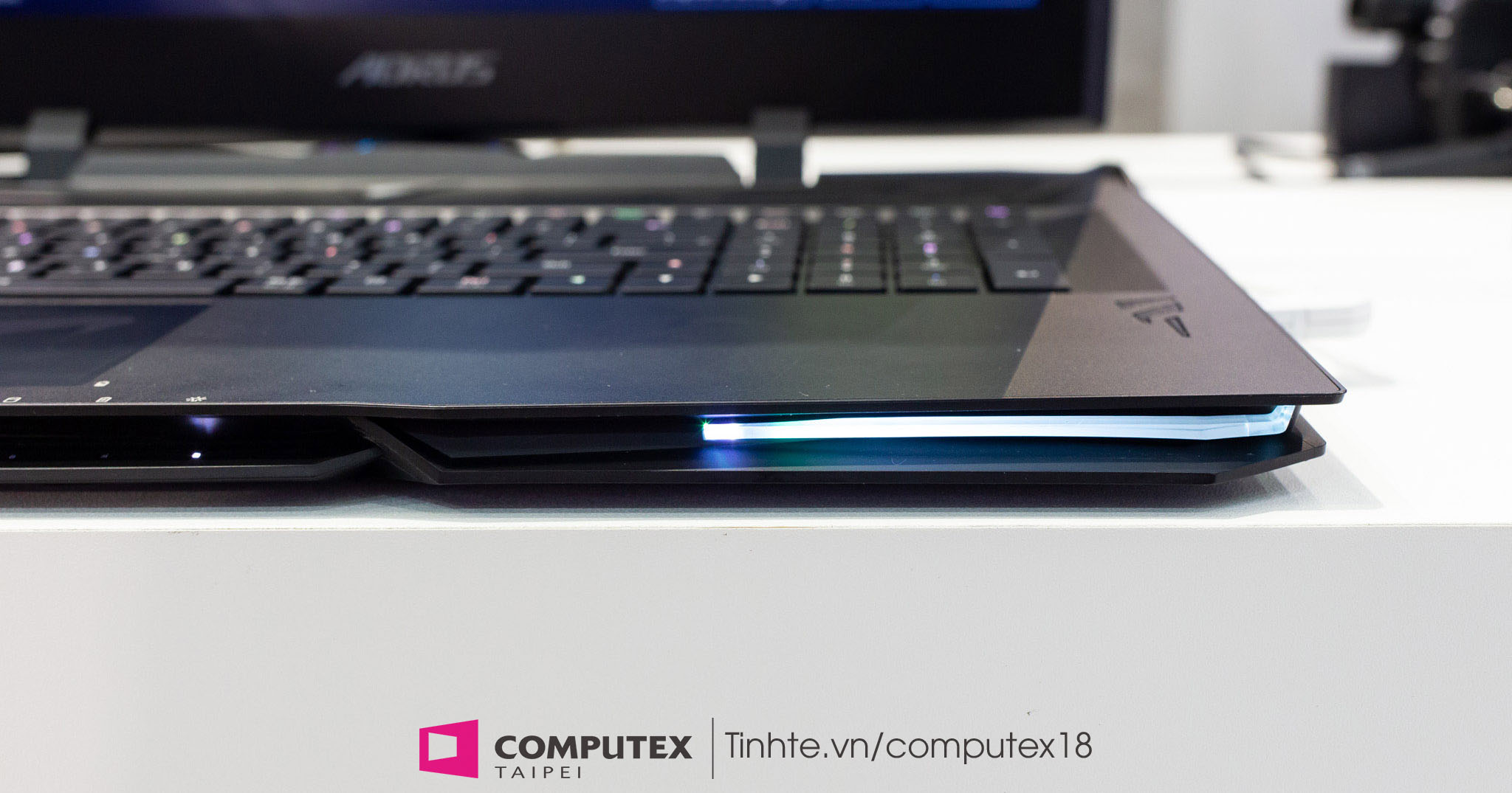 #Computex18: Gigabyte Aorus X9 DT - laptop chơi game hạng nặng, đèn RGB bao vây, có bàn phím cơ