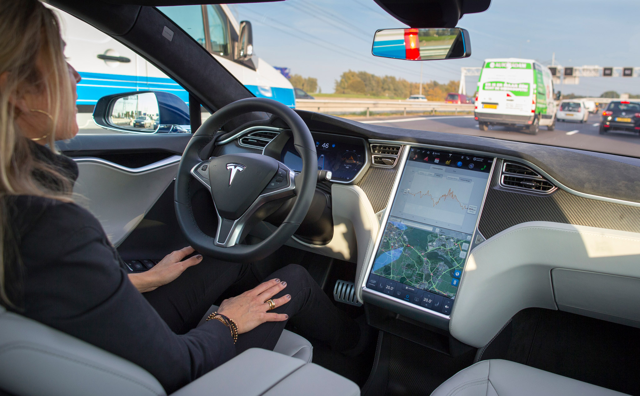 Tesla sắp có bản update để xe có thể tự lái hoàn toàn!