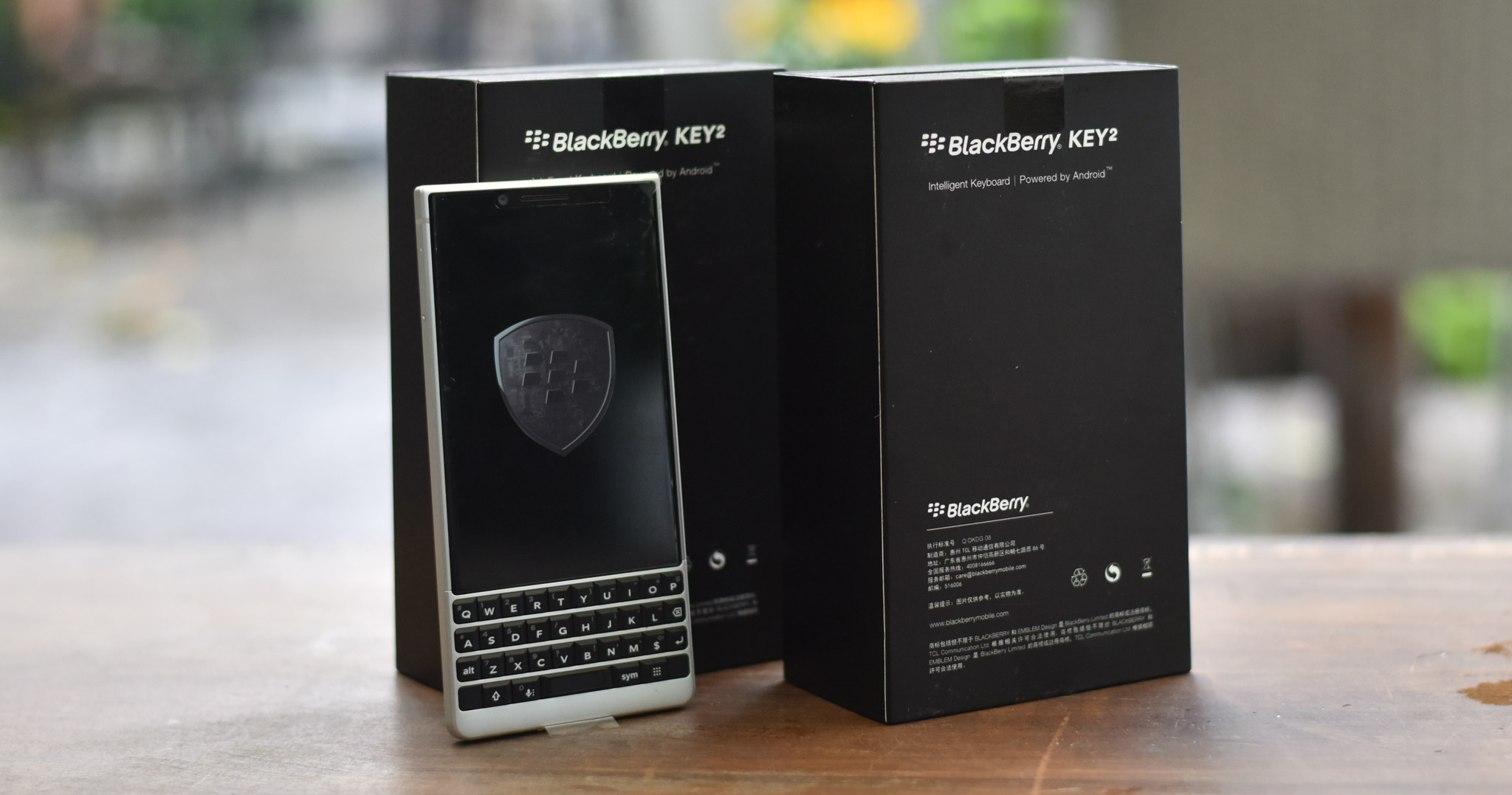 Trên tay BlackBerry KEY2 với hai màu đen và bạc, hỗ trợ 2 SIM
