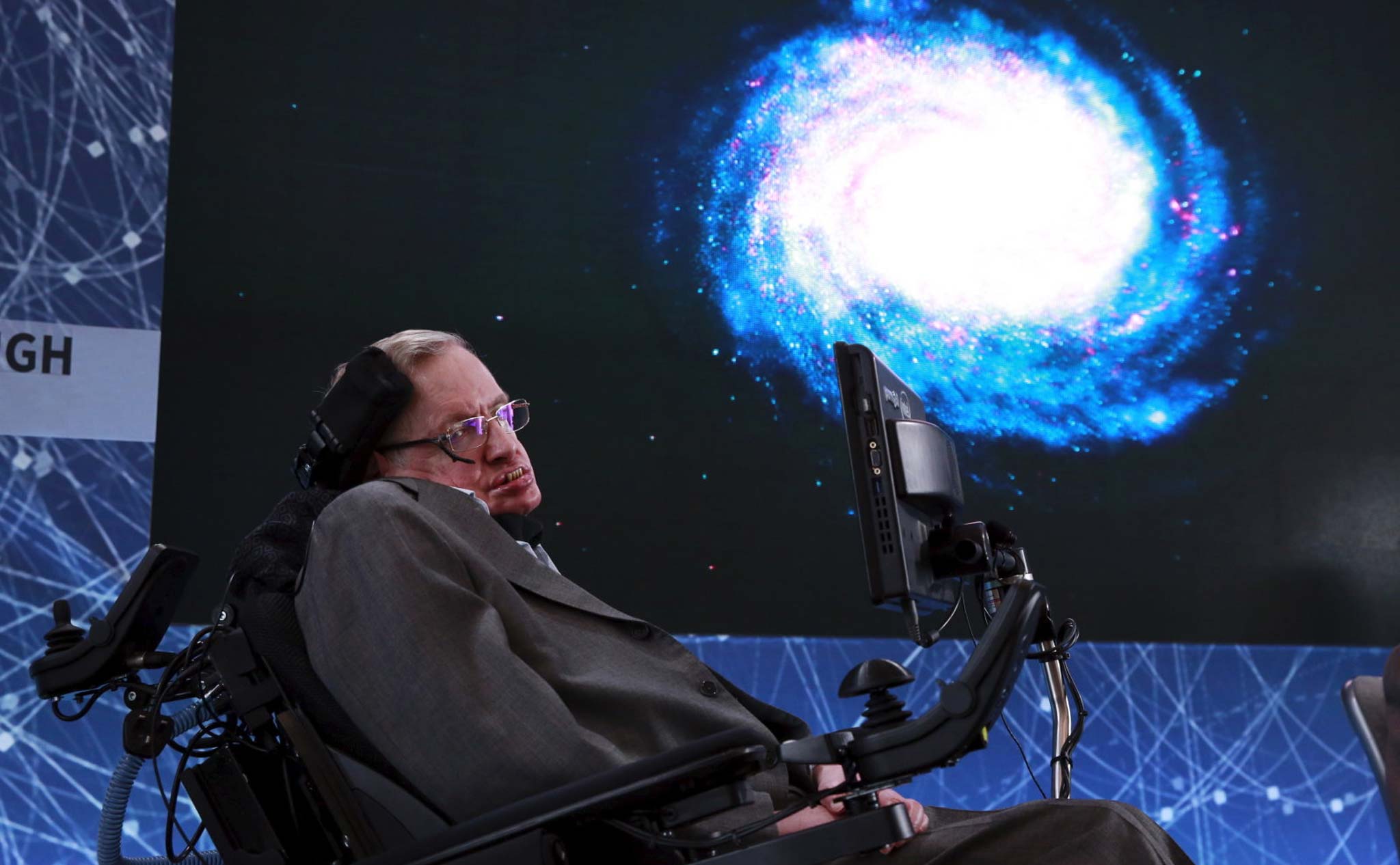 Giọng nói của giáo sư Hawking được phát tới lỗ đen, du hành hàng thiên niên kỷ trong vũ trụ