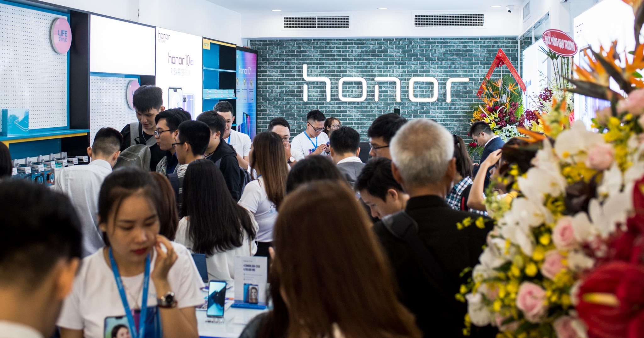 Honor khai trương cửa hàng đầu tiên tại phố đi bộ Nguyễn Huệ, có cả máy tính bảng và laptop