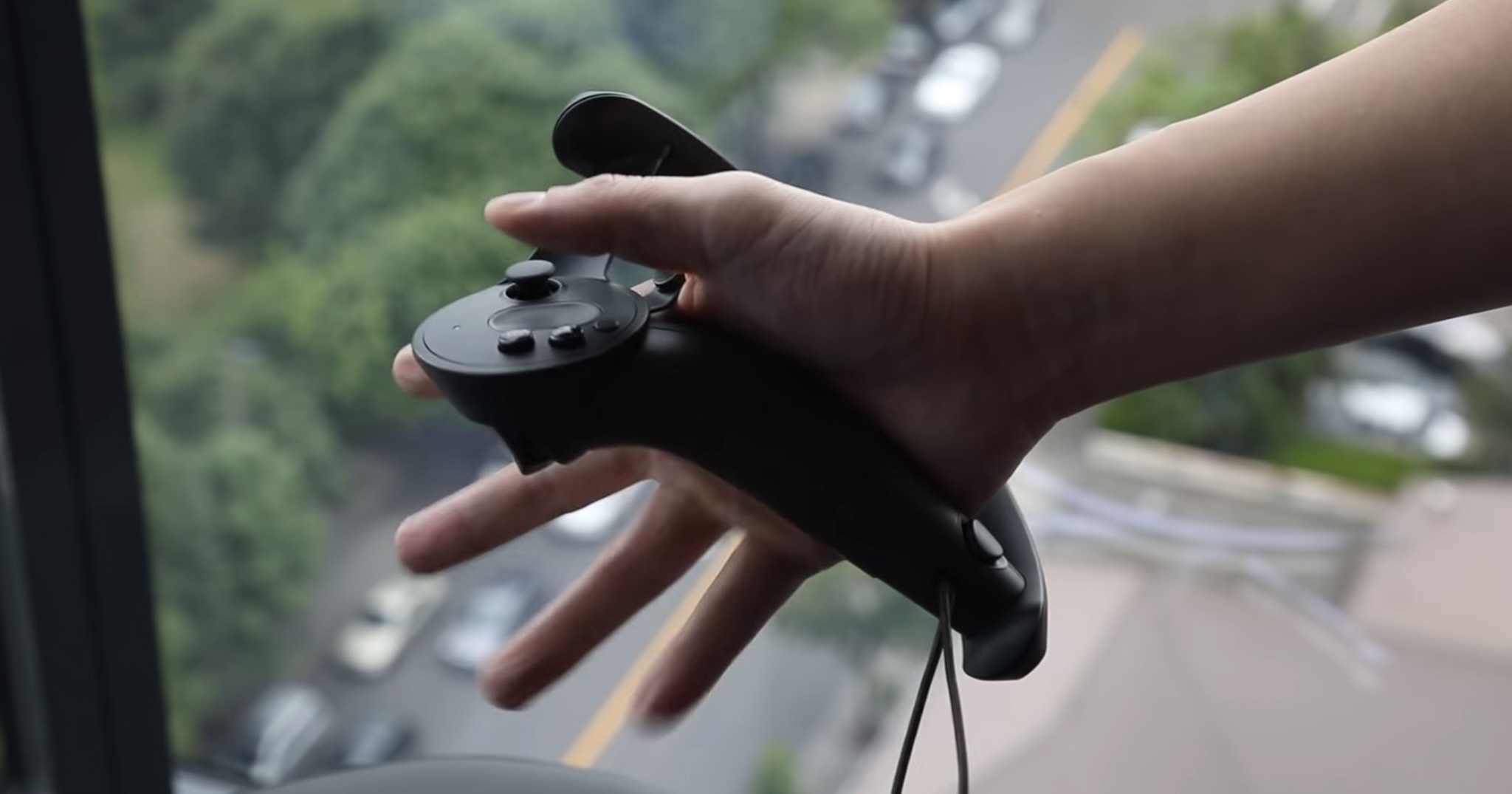 Tay cầm Valve Knuckles EV2 sẽ giúp bạn cầm nắm vật thể trong thế giới VR